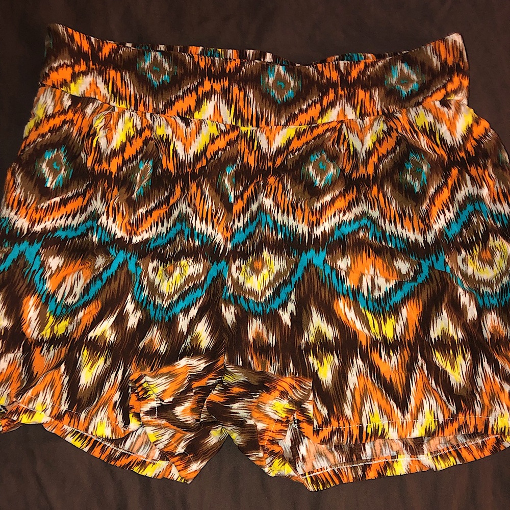 Tri color shorts with elastic band